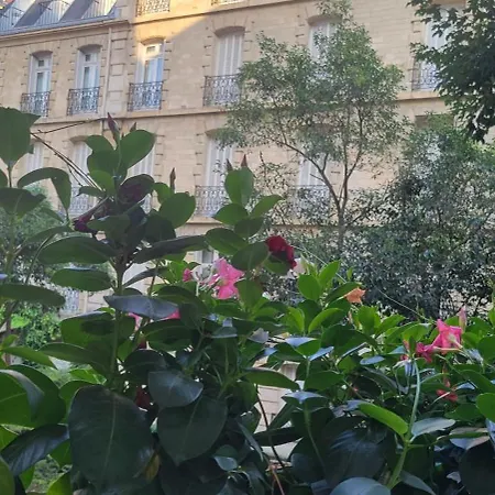 Chic Trocadero Apartament